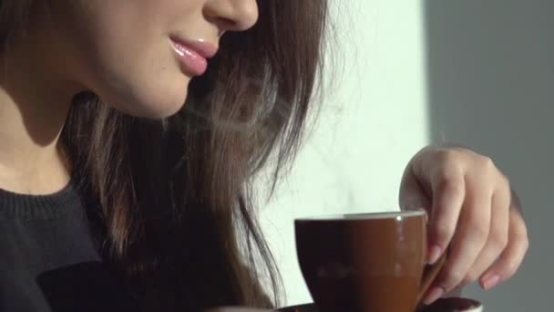 Hermosa joven disfrutando del café . — Vídeos de Stock