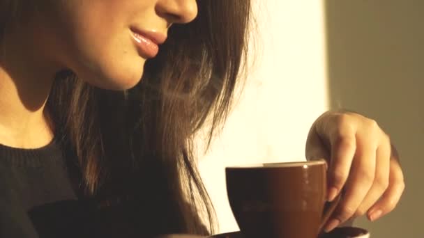 Όμορφη νεαρή γυναίκα, απολαμβάνοντας καφέ. — Αρχείο Βίντεο