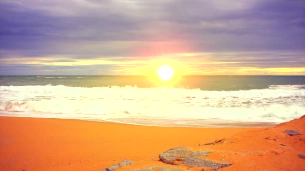 Olas del mar Mediterráneo sobre la playa . — Vídeo de stock