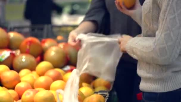 Familia seleccionando naranjas — Vídeo de stock