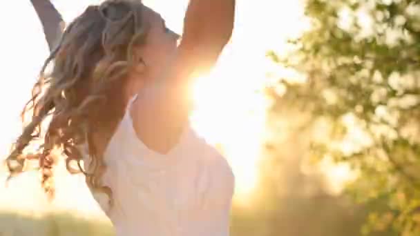 Belleza chica bailando en el campo — Vídeos de Stock