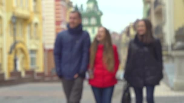 Famille touristique marchant près de la ville . — Video