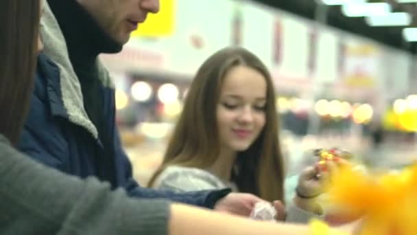 Anne, baba ve kız alışveriş yaparken — Stok video
