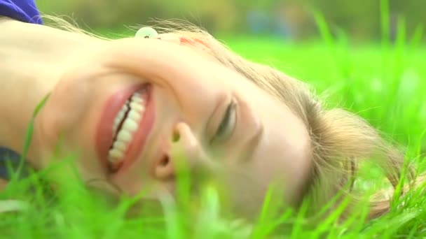 Mädchen entspannen auf grünem Gras. — Stockvideo