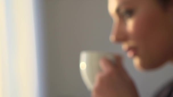 Lachende vrouw drinken koffie — Stockvideo