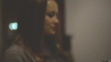 Anne ve kızı kış şapka üzerinde çalışıyor