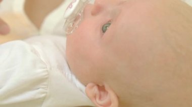 Yeni doğan bebeği ile oynarken annesi.