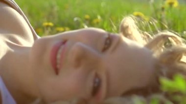 bahar genç kadın açık havada