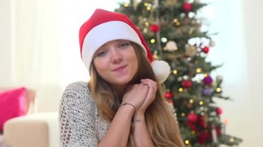 Genç kız giyen Noel Baba şapkası