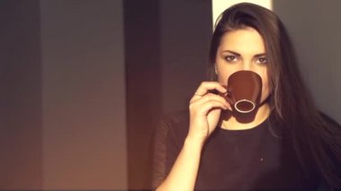 gülümseyen içme içmek kadın kahve