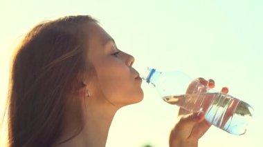 Kız içme suyu şişe