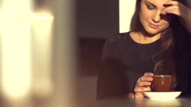 gülümseyen içme içmek kadın kahve