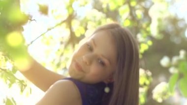 Bahar çiçek lenme meyve bahçesinde Güzellik kız.