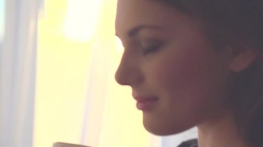 gülümseyen içme içmek kadın kahve