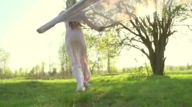 Yaz tarlasında koşan kız