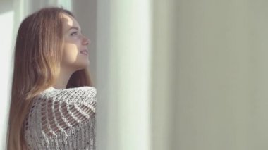 Güzellik kız pencereden dışarı bakarak