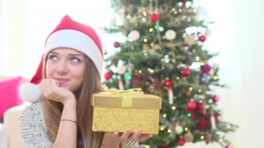 kız Noel hediye kutusu açar
