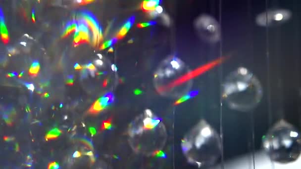 Висячие бриллианты с мигающим отражением — стоковое видео