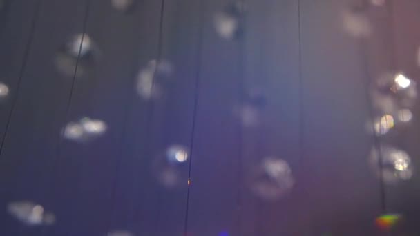 Висячие бриллианты с моргающим отражением — стоковое видео