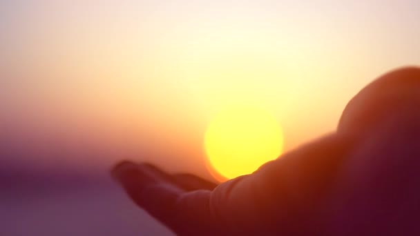 Mujer mano tomando el sol — Vídeos de Stock