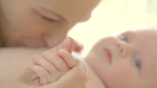 Mãe abraçando seu bebê recém-nascido — Vídeo de Stock