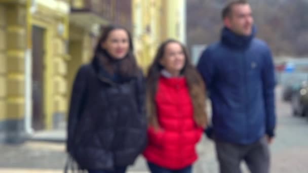 Familia teniendo tour a pie en la ciudad . — Vídeo de stock