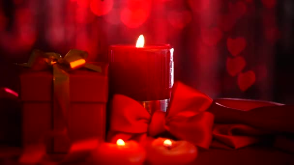 Hermosa escena de San Valentín con velas . — Vídeos de Stock