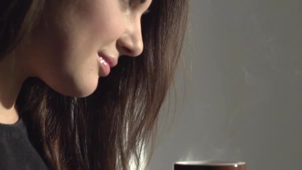 Κορίτσι πόσιμο εσπρέσο καφέ — Αρχείο Βίντεο