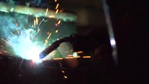 Рабочий сварочный металл на электроде — стоковое видео