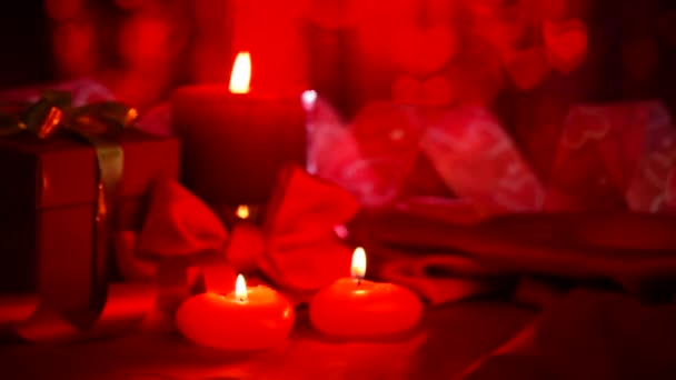 Scena con candele di cuori rossi . — Video Stock