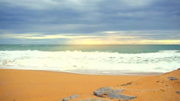 Olas del mar Mediterráneo sobre la playa — Vídeo de stock