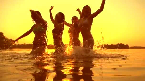 Chicas bailando y jugando en el agua — Vídeo de stock