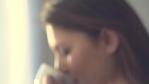 Femme buvant du thé chaud — Video