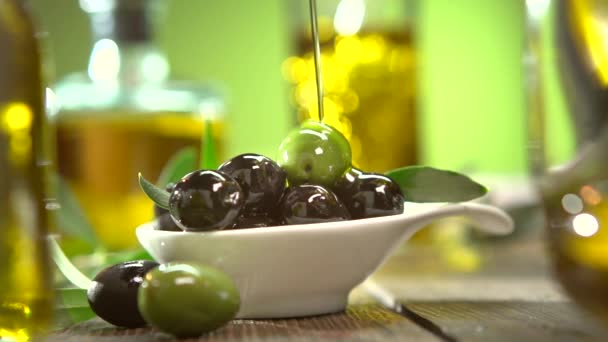 Olive e olio extravergine di oliva . — Video Stock