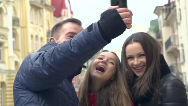 Heureux famille faire selfie — Video