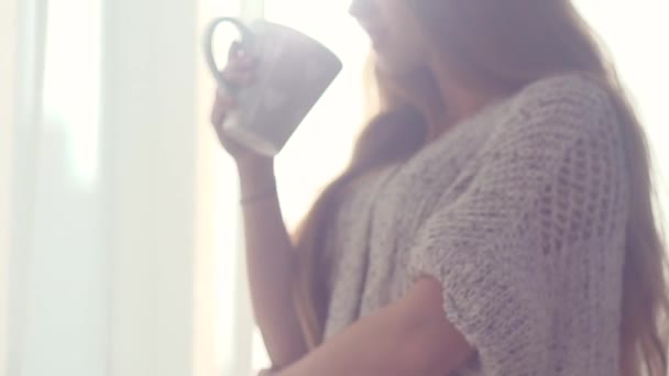 Belleza chica disfrutando de café mañana — Vídeos de Stock