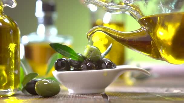 Olivy a nalévání olivový olej. — Stock video