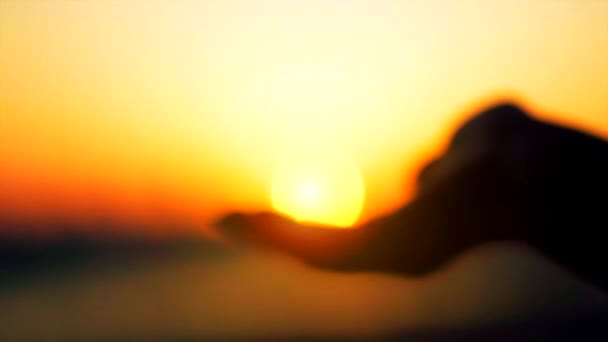 Hand nemen zon tegen zee — Stockvideo