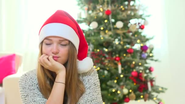 Genç kadın giyen Noel Baba şapkası — Stok video