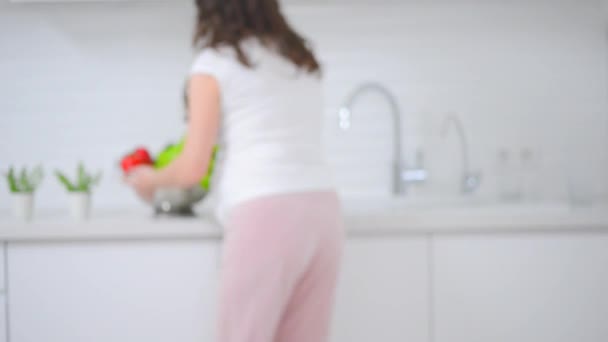 Mujer embarazada tomando plato — Vídeos de Stock