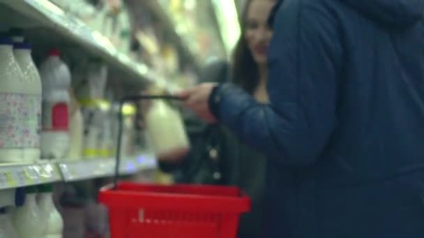 Familia eligiendo botella de leche — Vídeo de stock