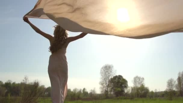 Mädchen im Kleid läuft auf Feld — Stockvideo