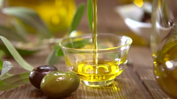 Olajbogyó és zuhogó olívaolaj. — Stock videók