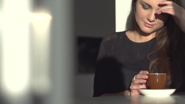 Усміхнена жінка п'є каву — стокове відео