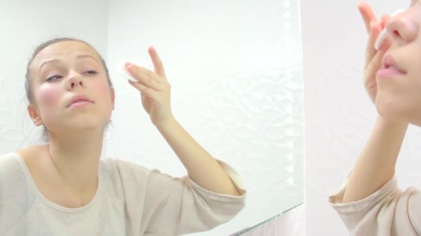 10 代の少女が彼女の顔の洗浄 — ストック動画