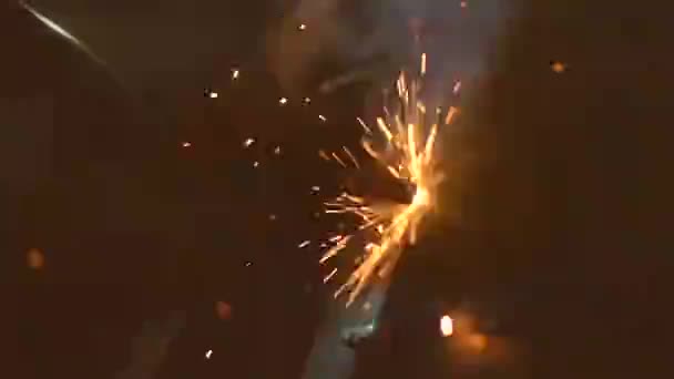 Worker welding metal by electrode — Stock Video