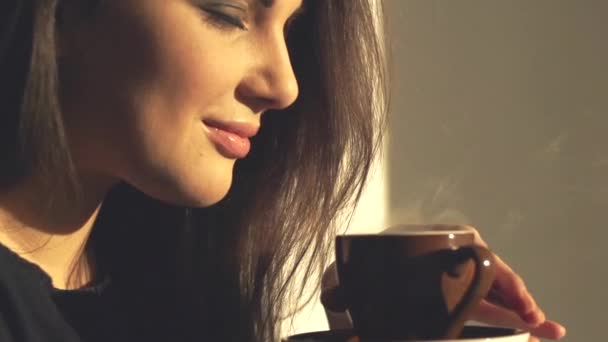 Mooie jonge vrouw genieten van koffie. — Stockvideo