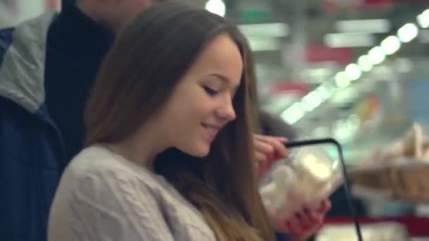 Familia en supermercado compra pastelería — Vídeos de Stock