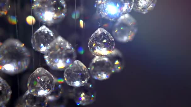 Diamantes colgantes con reflejo parpadeante . — Vídeos de Stock