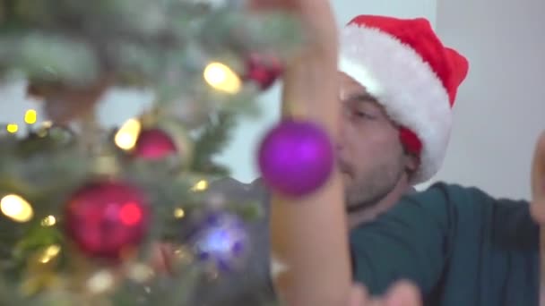 Árbol de Navidad de decoración familiar — Vídeo de stock